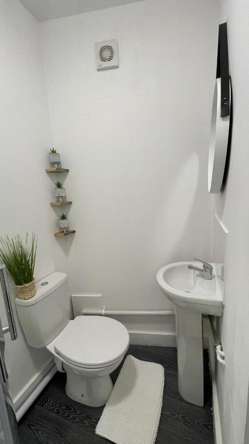 Spacious 6 Bed Home Near City & Albion Stadium Perfect For Contractors! Birmingham Dış mekan fotoğraf